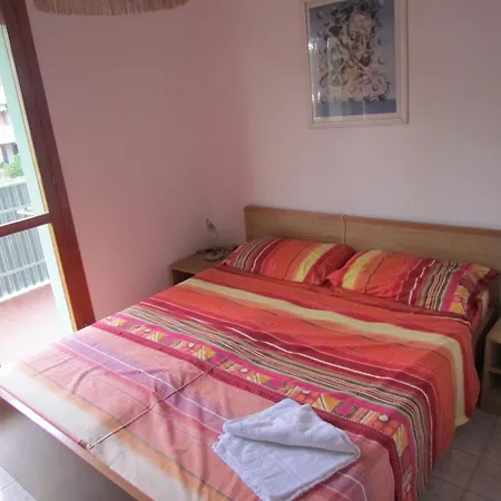 Apartament Lovely With Pool-beahost